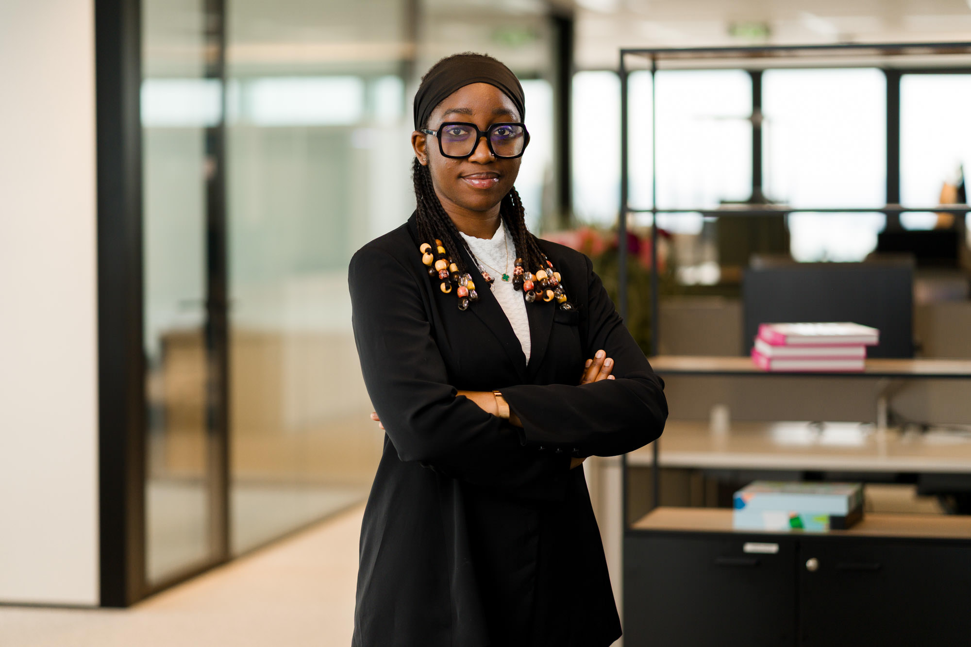 Portrait corporate en environnement, trombinoscope Deloitte à Lyon (To-Lyon), rendu cohérent.