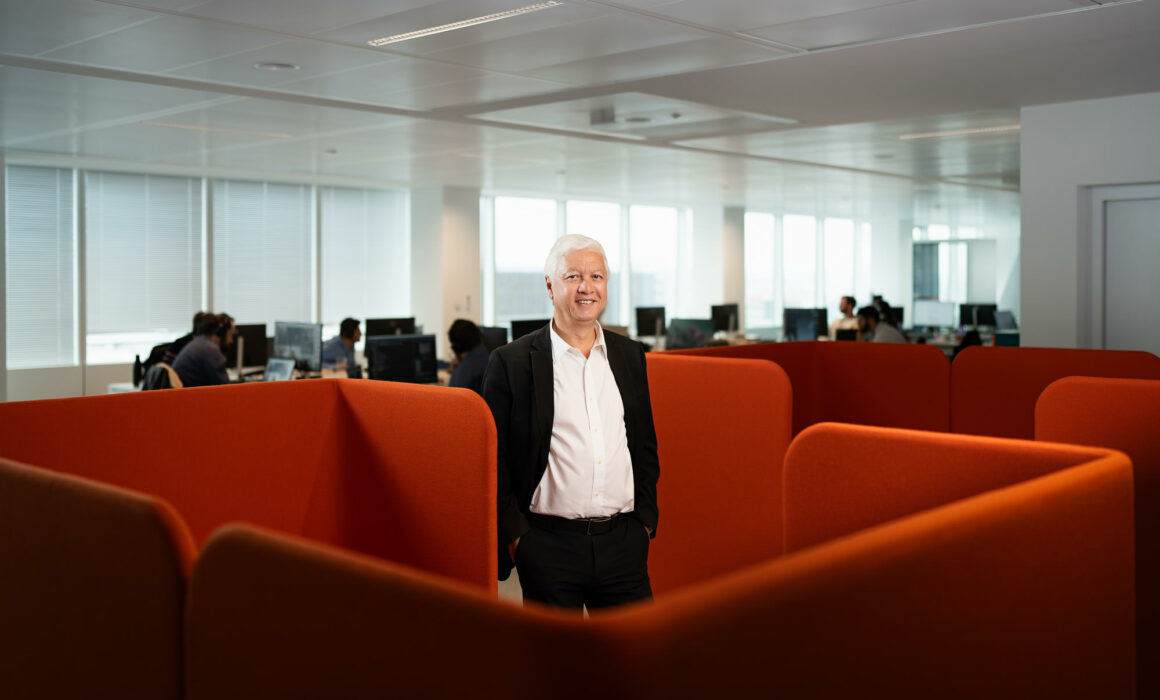 Portrait en entreprise à Lyon : homme en costume dans un open space de bureaux