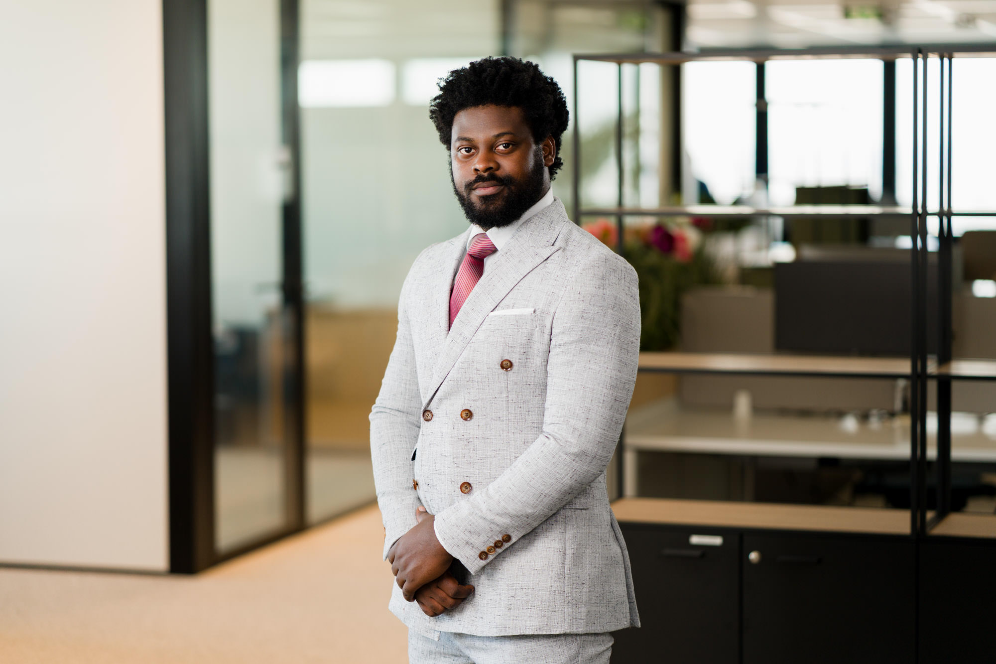 Portrait corporate en environnement dans des bureaux, exemple de rendu pour un trombinoscope d’entreprise