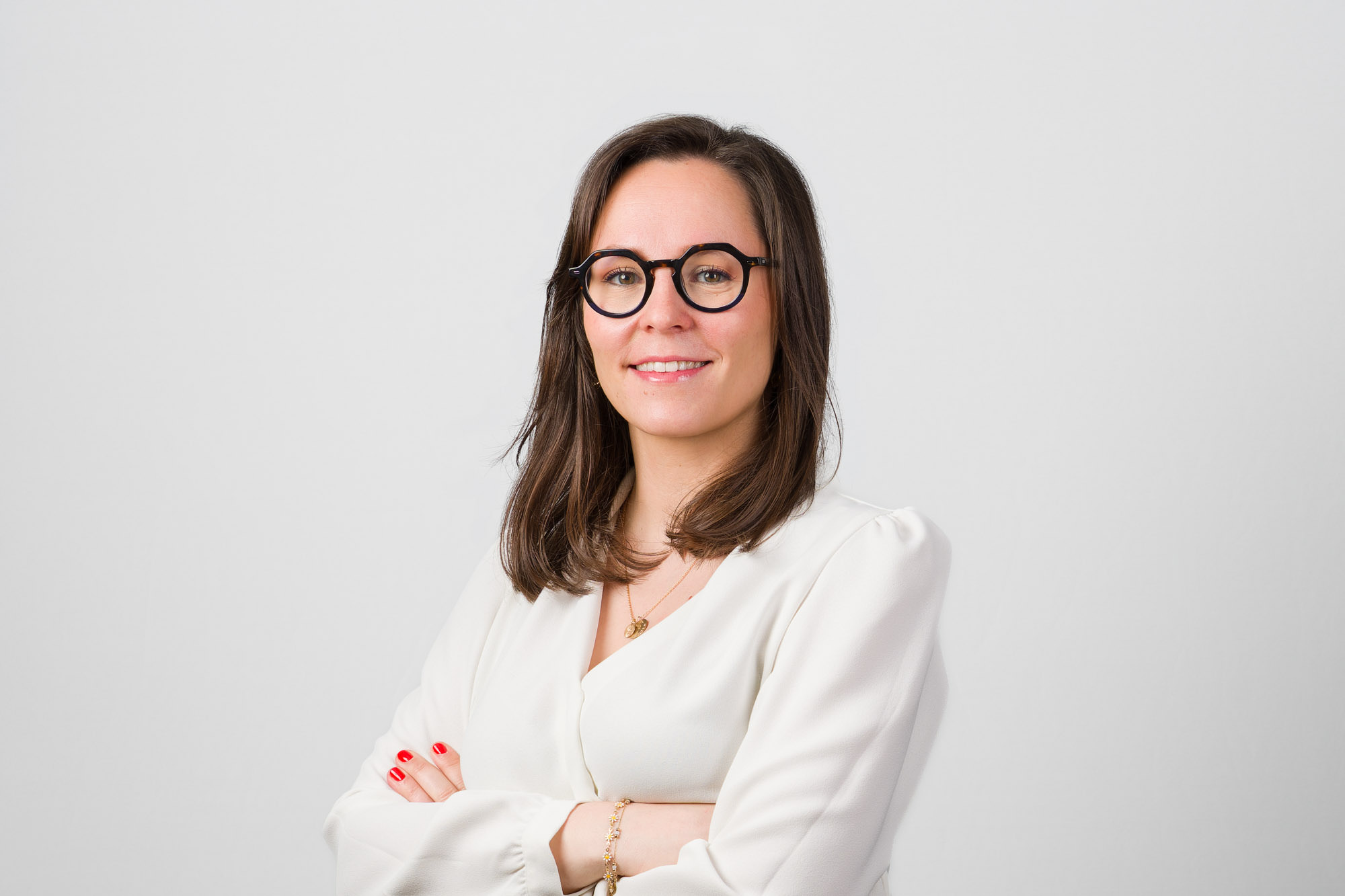 Portrait corporate sur fond gris clair, exemple de rendu homogène pour un trombinoscope d’entreprise