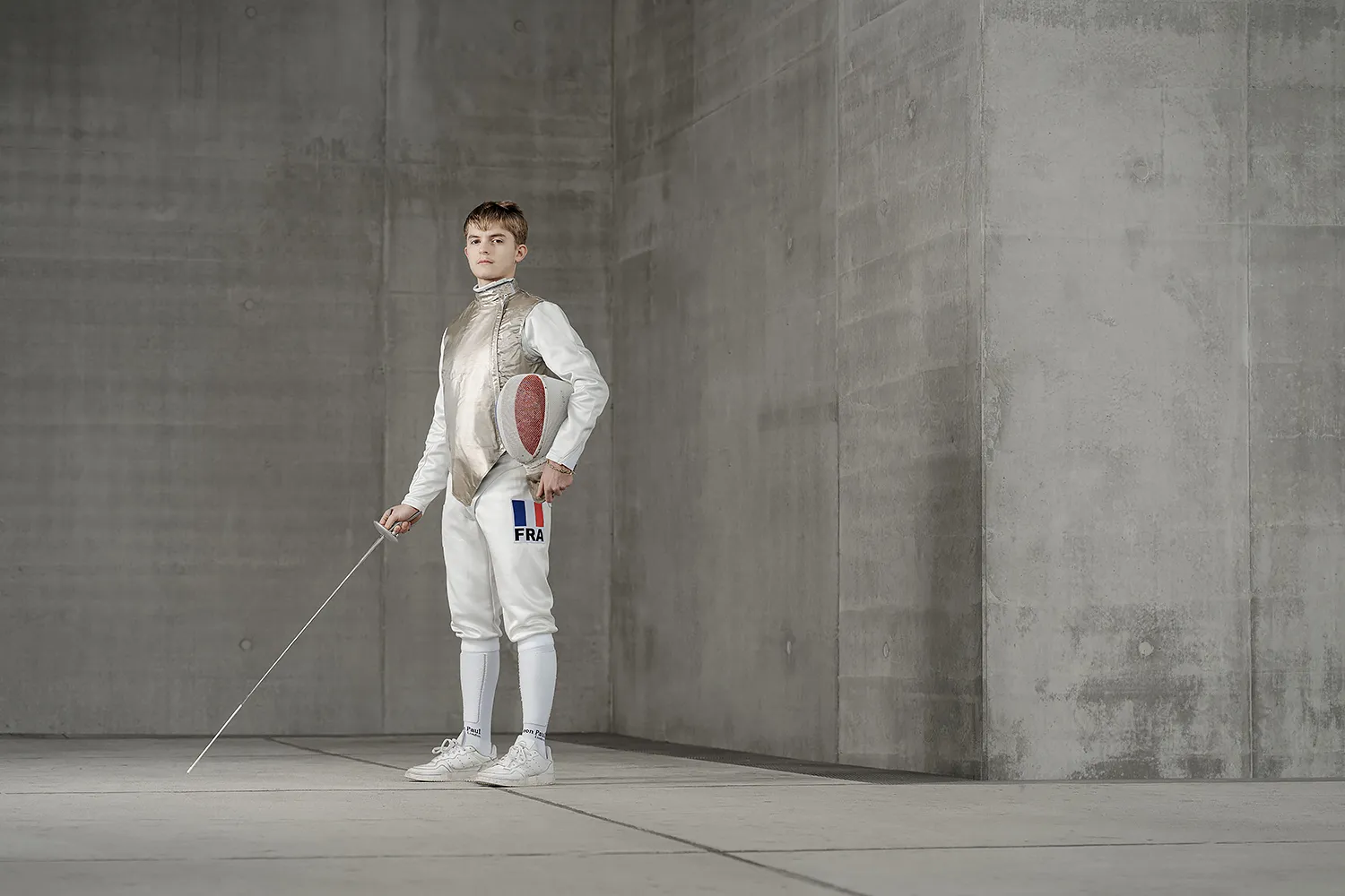 Photographie de sportif. Les sportifs de haut niveau doivent pouvoir rassembler des sponsors et des partenaires autour de leur projet sportif afin de le financer. La réalisation d'un book photo par des sportifs est donc aussi utiles que pour un comédien ou un mannequin. Il lui servira à démarcher de futurs partenaires et à montrer sa capacité à participer à des campagnes de publicité visuelle. Ce portrait de l'escrimeur Paul-Antoine de Badts a été réalisé par le photographe Olivier Ramonteu.