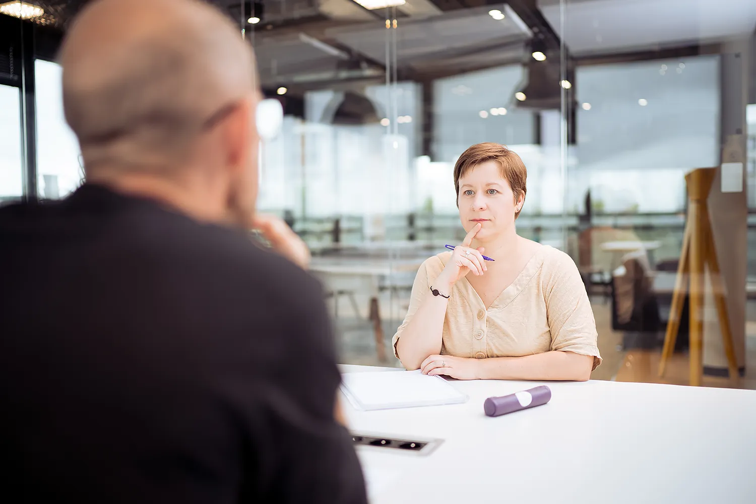 Photographie d'entreprise. Cette photo représente une situation de travail dans le domaine des ressources humaines. Elle a été réalisée par le photographe Olivier Ramonteu pour l'entreprise Humanitalents.