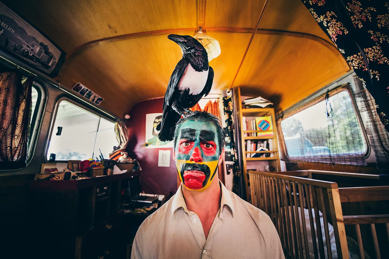 Photographe de presse. Portrait de l'artiste Blaï Mateu Trias de la compagnie Baro d'Evel. Cette photographie a été réalisée par le photographe Olivier Ramonteu pour le Financial Times.