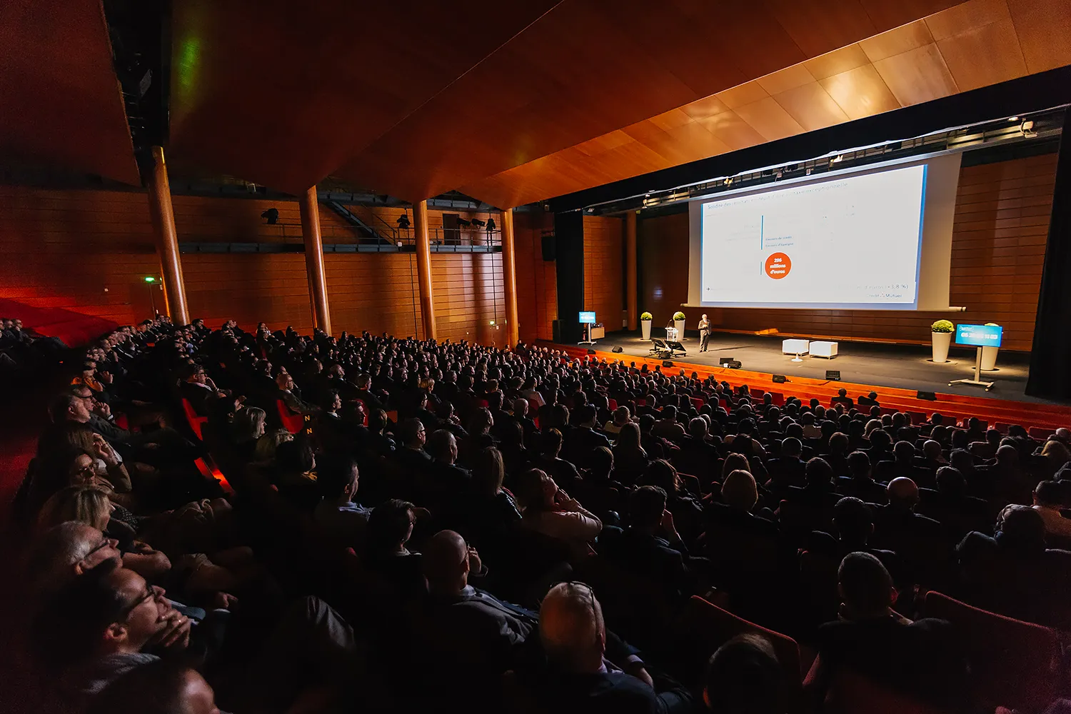 Photographie d'événement d'entreprise. Cette photo a été prise lors de l'Assemblée Générale du Crédit Mutuel par le photographe Olivier Ramonteu. Les assemblées générales sont des moments forts pour les entreprises. La réalisation d'un reportage photo est donc un outil fort de communication pour mettre en avant ces événements.