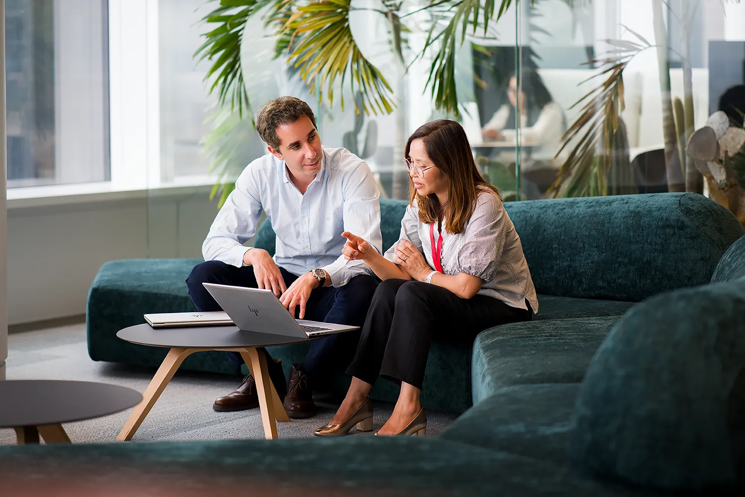 Photographe corporate expert dans les scènes de travail en bureaux pour enterprises