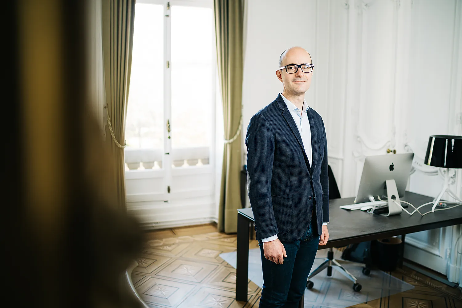 Portrait d'avocat. Cette photographie de Maître Alain Devers, avocat au Barreau de Lyon, a été réalisée par le photographe Olivier Ramonteu.