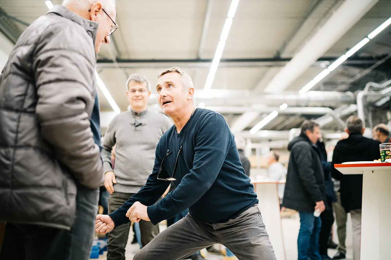 Reportage photo en entreprise. Cette photo est issue d'un reportage photo réalisé pour Les Menuisiers du Rhône par le photographe Olivier Ramonteu. Elle a été prise lors d'un événement célébrant l'anniversaire de cette entreprise.