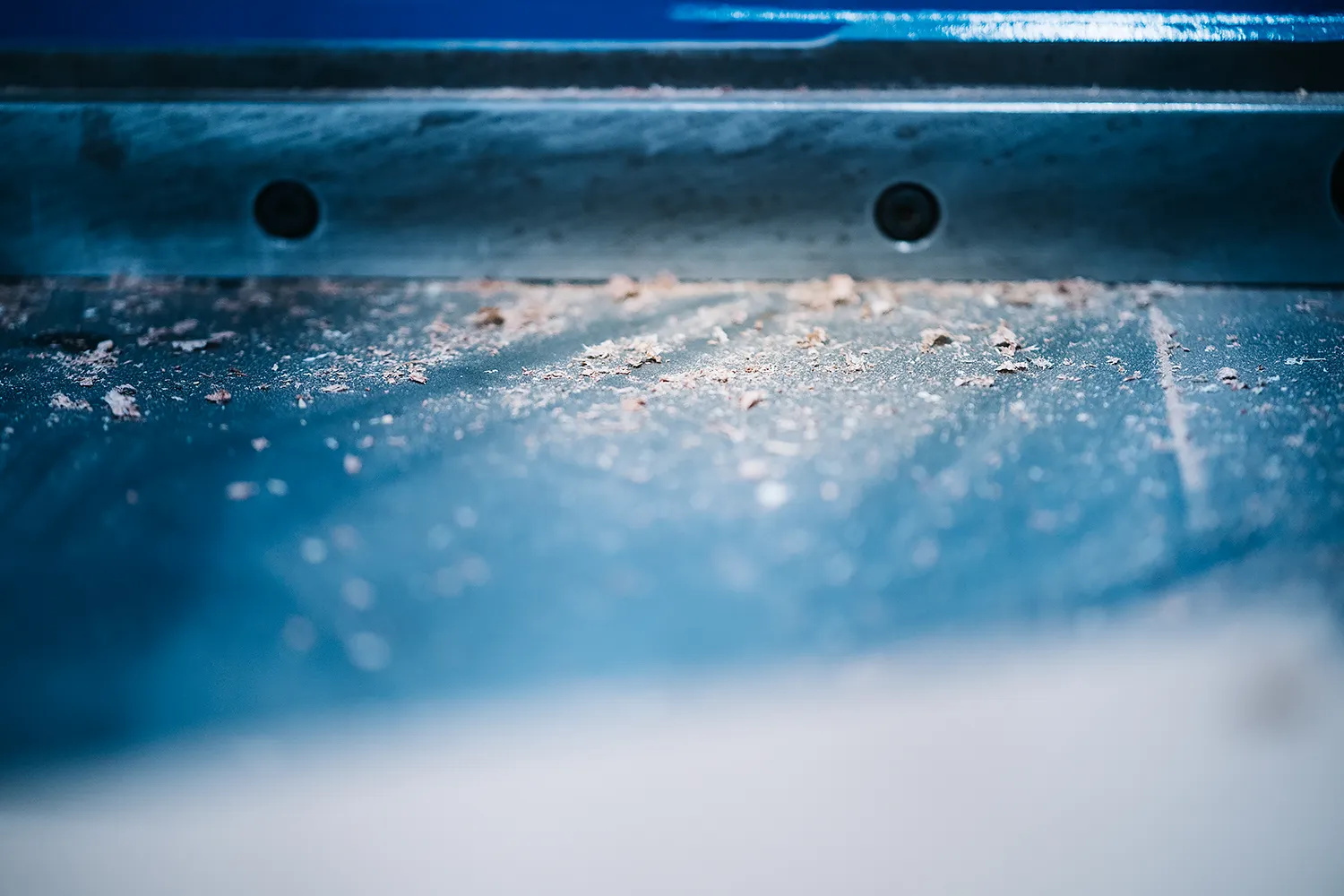 Reportage photo industriel. Photographie représentant le détail d'une machine dans une usine de menuiserie.