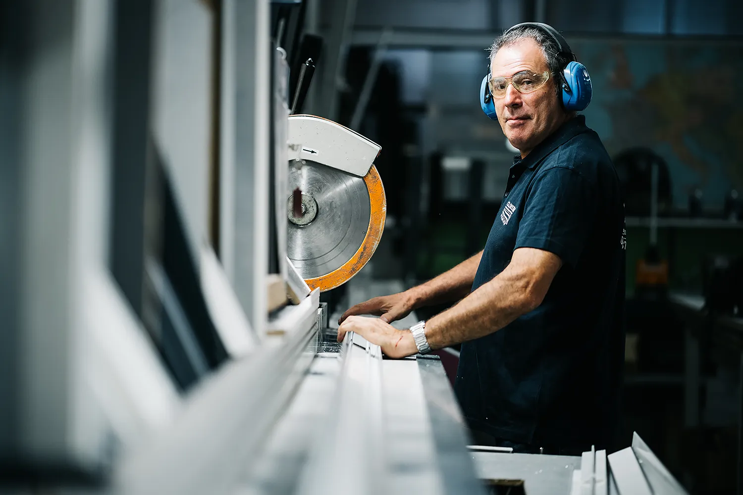 Reportage photo d'entreprise. Cette photo a été réalisée pour la société Cloisor à Genay. Elle montre un ouvrier dans son atelier. Elle a été prise par le photographe Olivier Ramonteu.