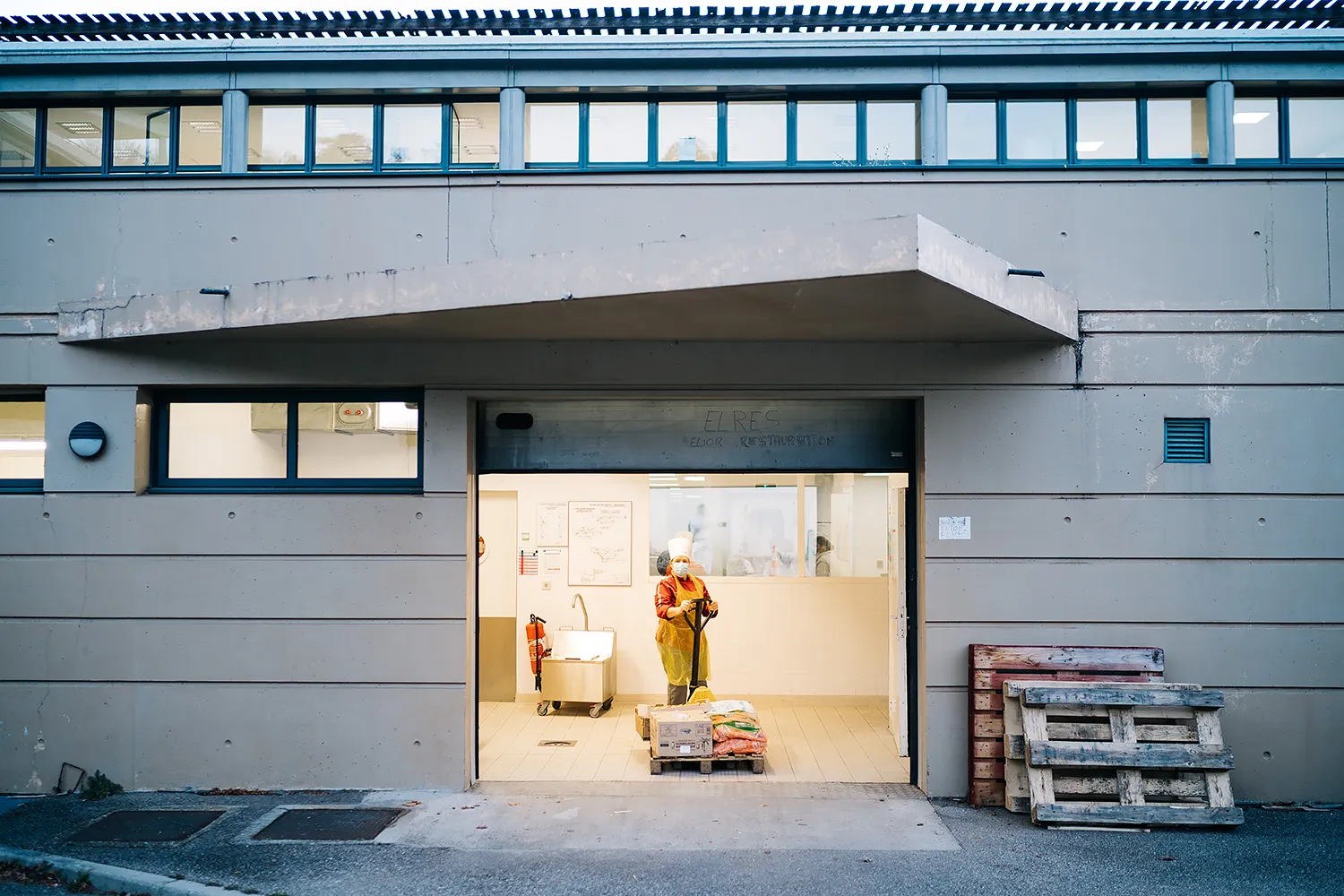 Reportage photo en entreprise. Photographie réalisée pour le groupe Elior de restauration collective lors d'un reportage photo dans un établissement scolaire. Ce reportage photo était destiné à montrer comment l'entreprise met en place le dispositif Nutriscore pour inciter les élèves à une alimentation plus équilibrée.