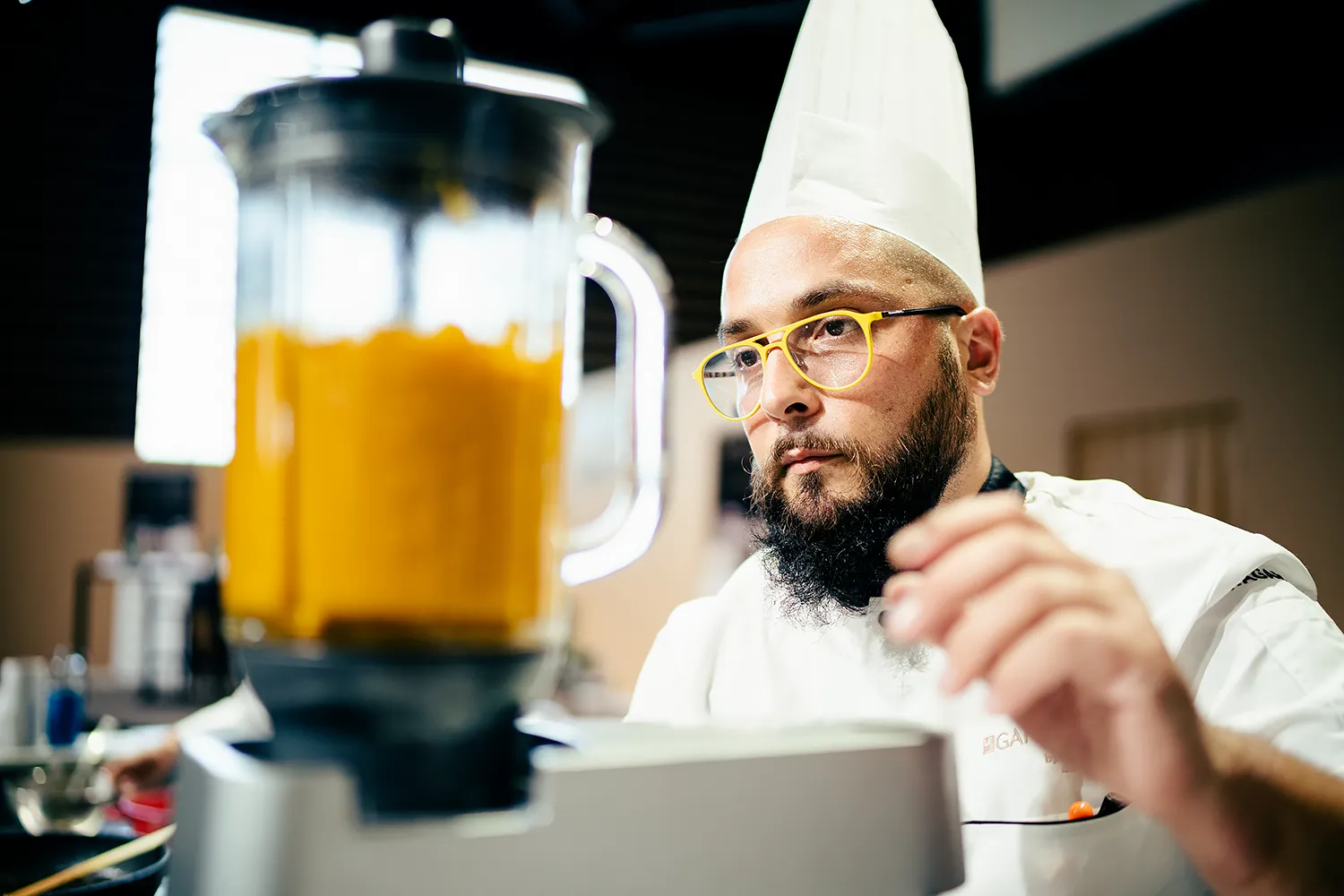 Reportage photo culinaire. Cette photo montre un cuisiner en action.