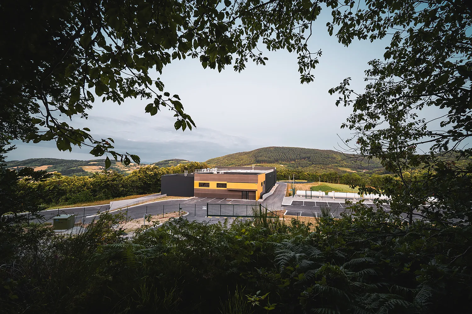 Reportage photo industriel. Cette photographie montre l'unité de production de la marque de chips bio et artisanales La Ducale. Cette image a été réalisée par le photographe Olivier Ramonteu.