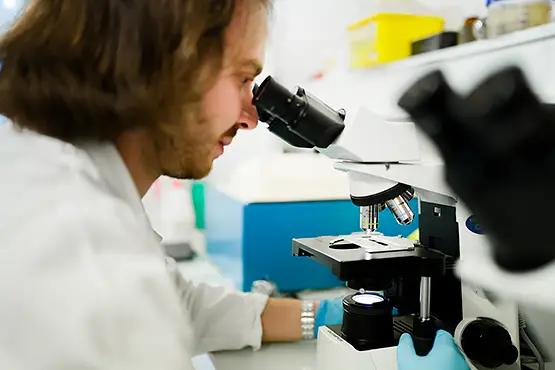 Reportage photo en laboratoire pour une entreprise médicale ou medtech réalisé par un photographe secteur santé Grenoble
