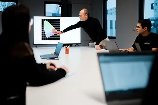 Reportage métier illustrant le savoir-faire d'une société réalisé par un photographe reportage entreprise Grenoble