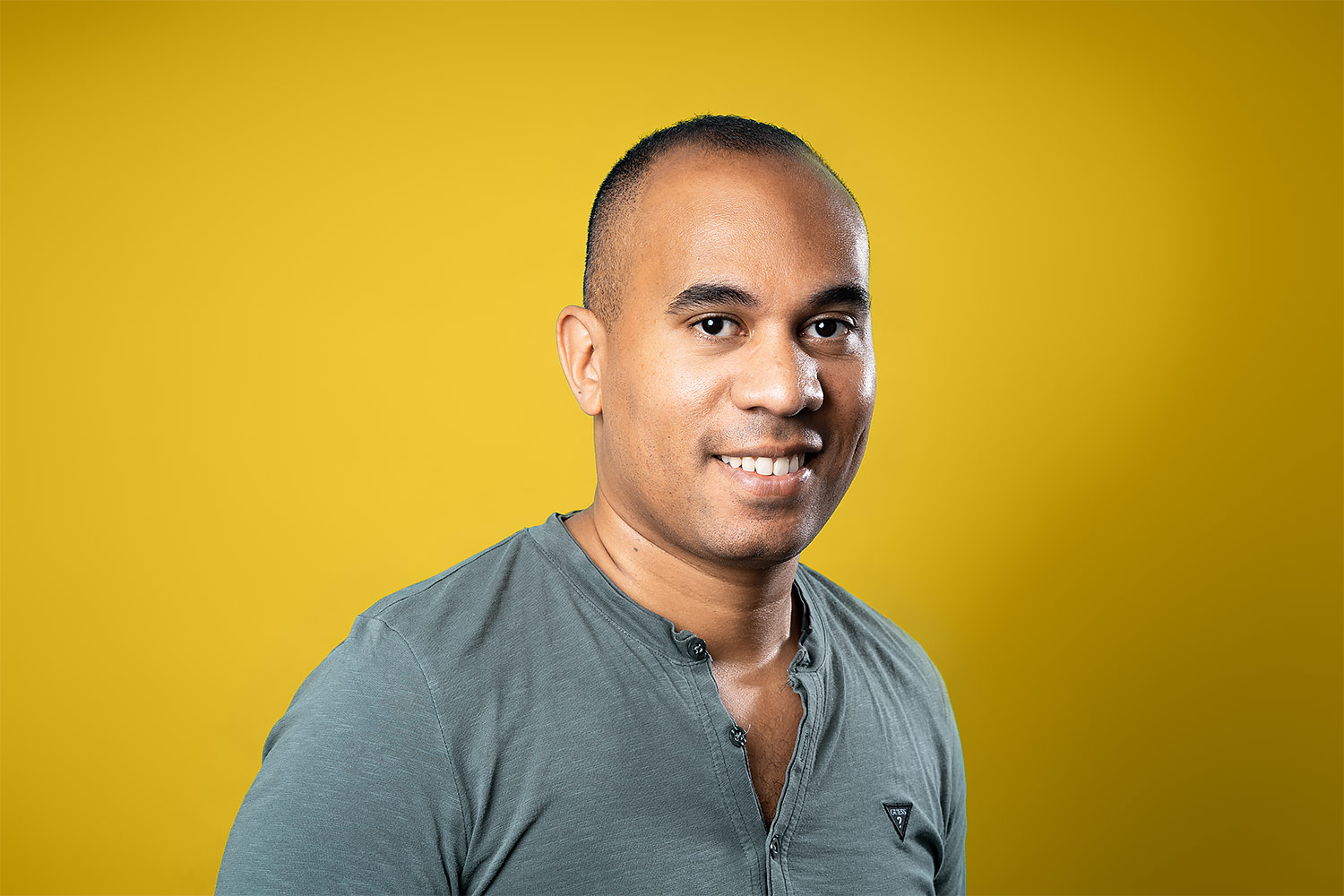 Portrait Corporate pour Trombinoscope à Paris Portrait d'un collaborateur d'entreprise souriant pour un trombinoscope, pris par un photographe d'entreprise haut de gamme à Paris.