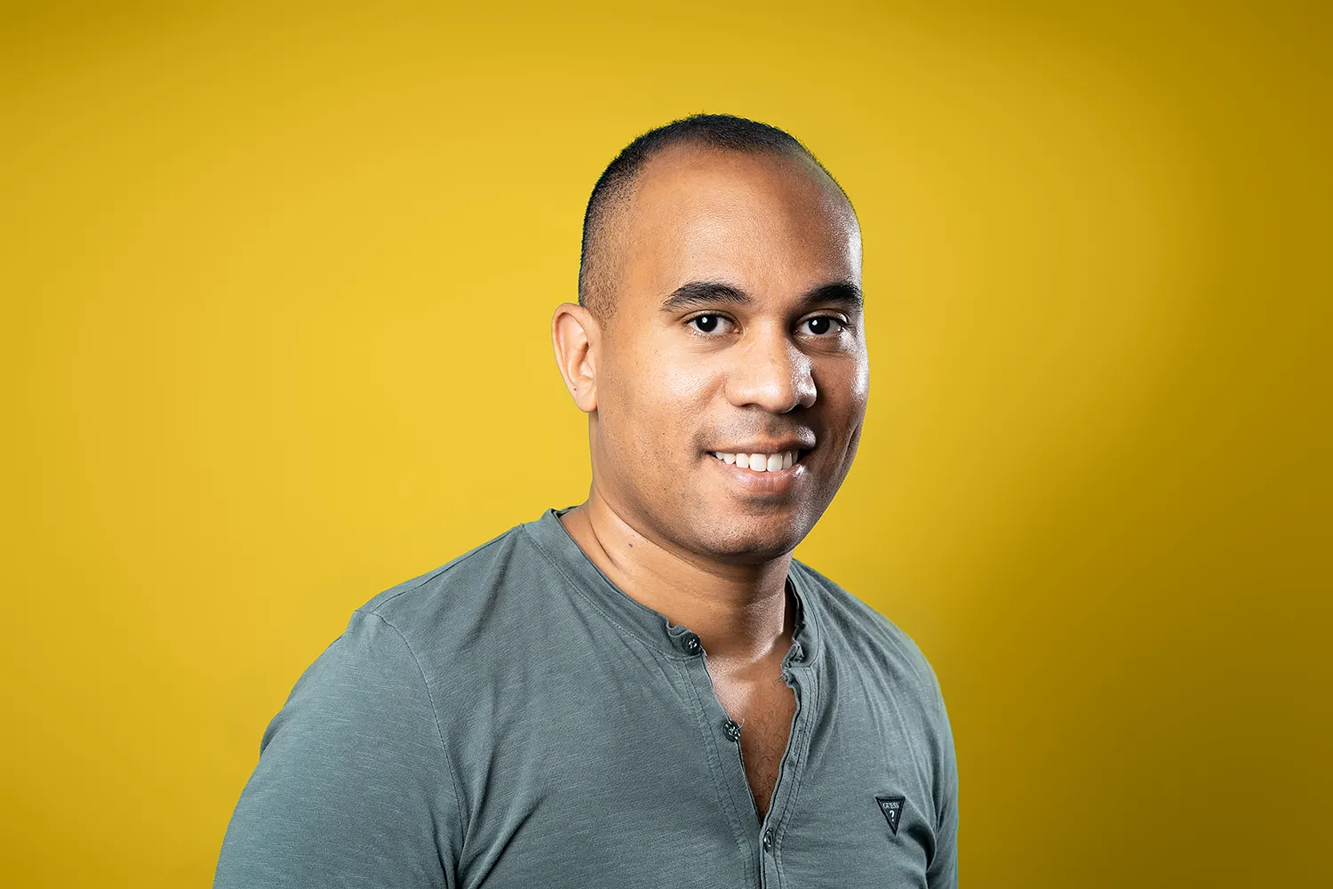 Portrait Corporate pour Trombinoscope à Paris Ce portrait vivant, réalisé par un photographe d'entreprise spécialisé à Paris, est destiné à un trombinoscope professionnel. Il capture l'approche moderne et haut de gamme de la photographie d'entreprise.