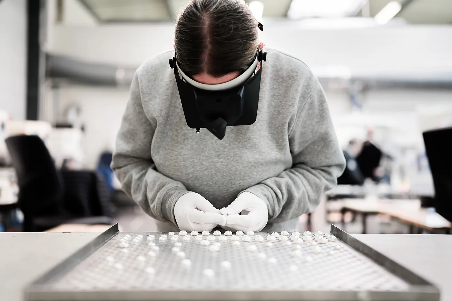 Contrôle qualité dans un atelier de production industrielle dans le Rhône.
