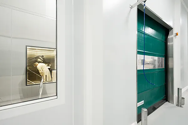 Porte industrielle en site de production – MAVIFLEX