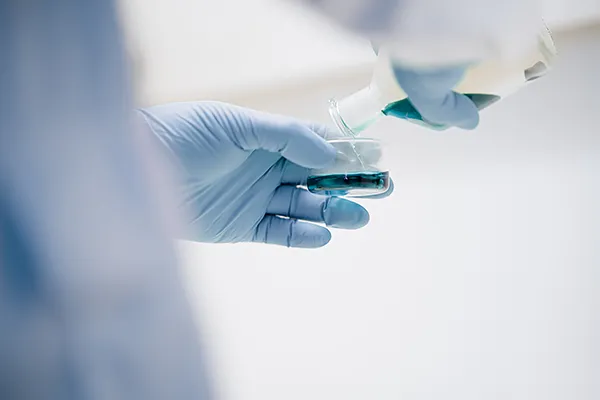 Opérateur dans un laboratoire – YOLE group